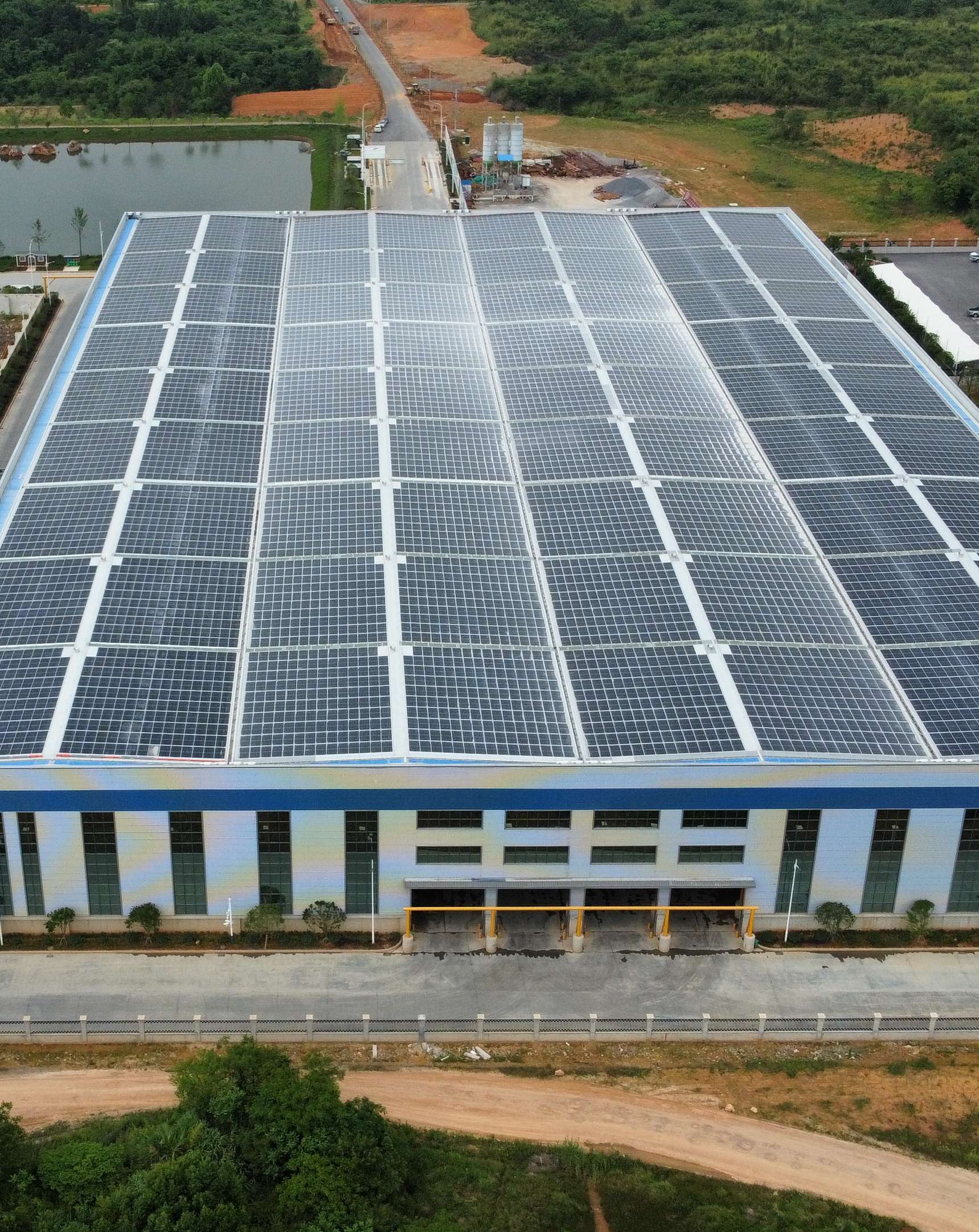 2022年4月，安徽池州匯成物資4MW光伏發(fā)電BIPV項(xiàng)目，年發(fā)電約400萬度，滿足約40%用電需求.jpg